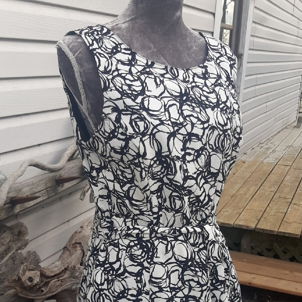 LINEA DOMANI🤍Elegant Monochrome Floral Midi Dress with LACE HEM UNDERLAY Sz 12 - Picture 4 of 11